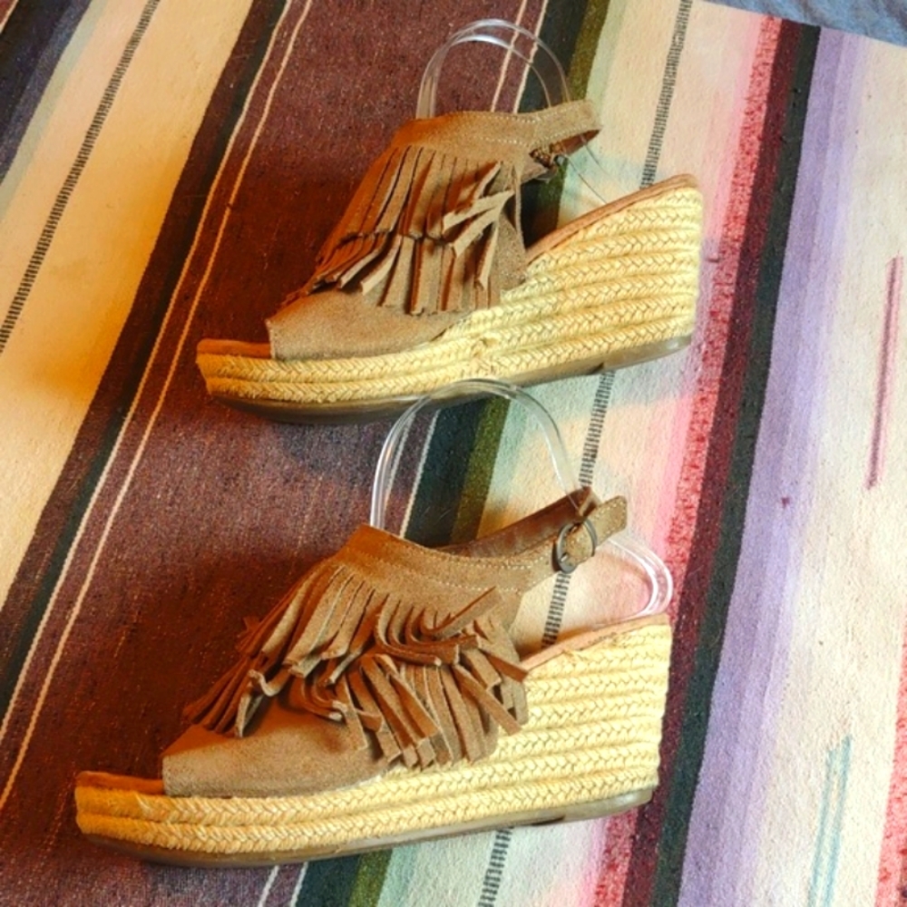 Minnetonka fringe suede wedge sandal size 9 tan - Picture 2 of 4